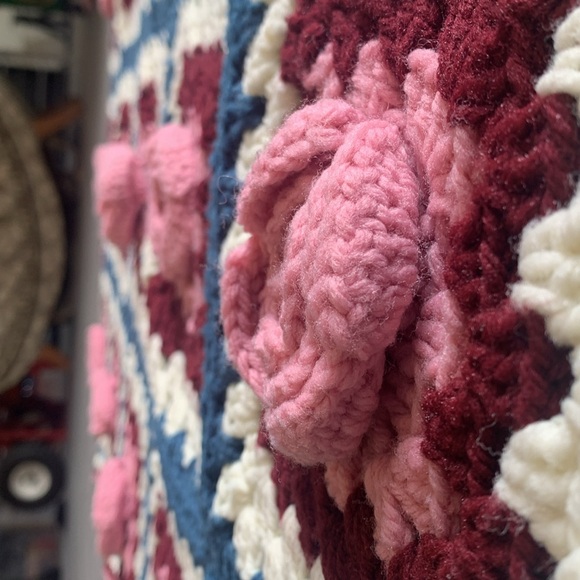 Vintage handmade 3D rose blanket - Picture 4 of 4